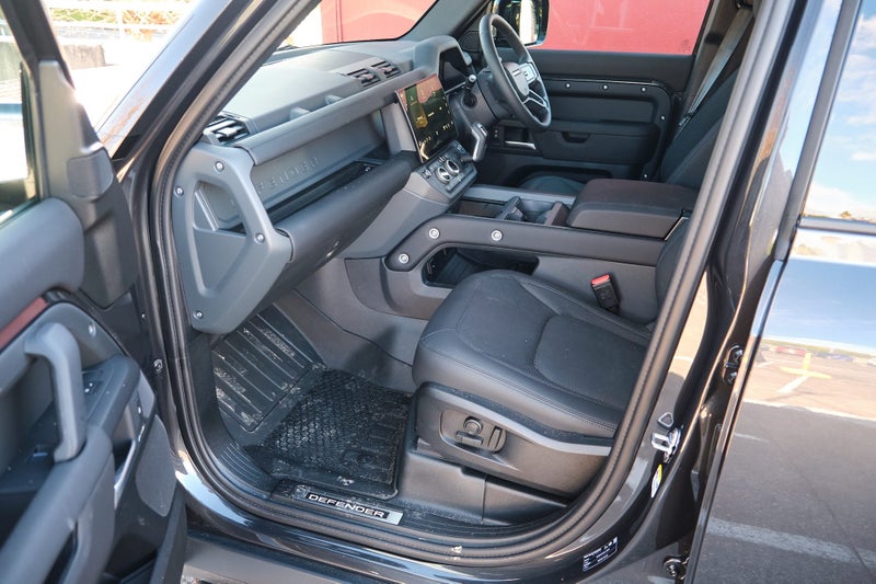 2026 Land Rover Defender 110 D350 X-Dynamic SE image 4