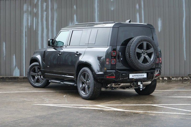 2026 Land Rover Defender 110 D350 X-Dynamic SE image 3