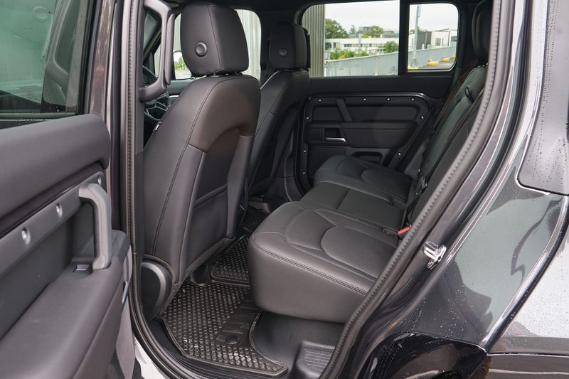 2026 Land Rover Defender 110 D350 X-Dynamic SE image 4