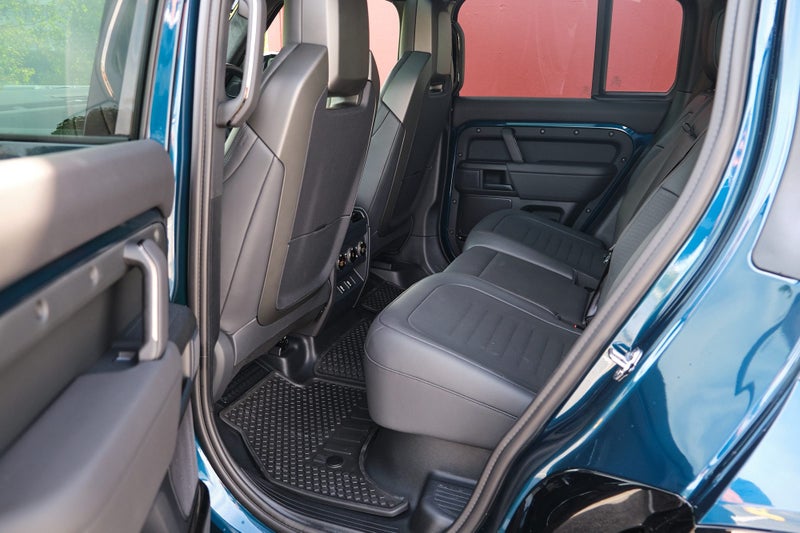 2026 Land Rover Defender 110 P635 OCTA image 4