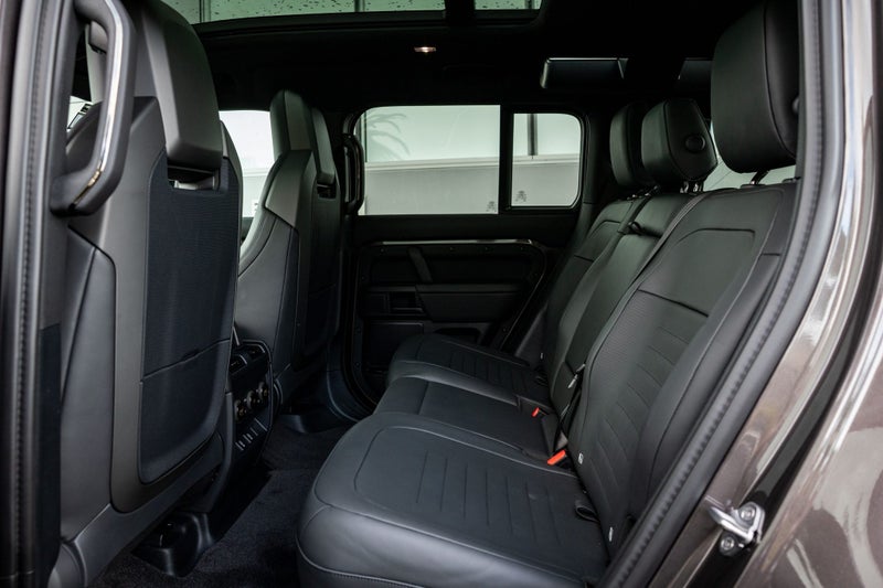 2026 Land Rover Defender 110 P635 OCTA image 5