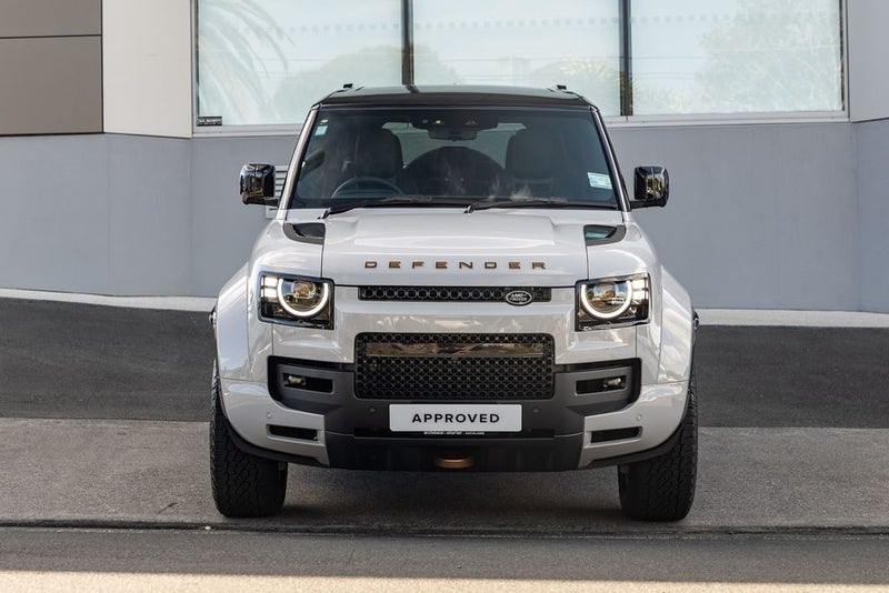 2026 Land Rover Defender 110 P635 OCTA image 2