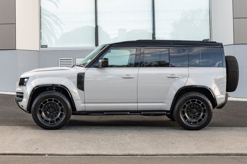 2026 Land Rover Defender 110 P635 OCTA image 4