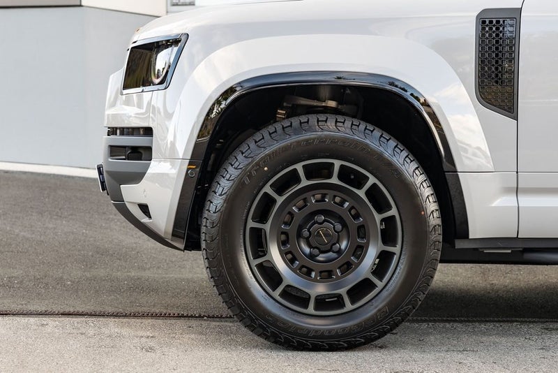 2026 Land Rover Defender 110 P635 OCTA image 5