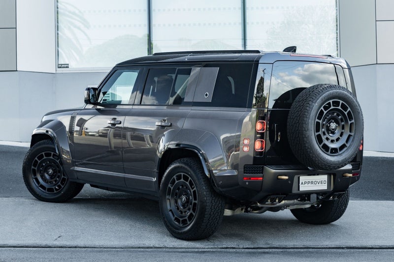 2026 Land Rover Defender 110 P635 OCTA image 2