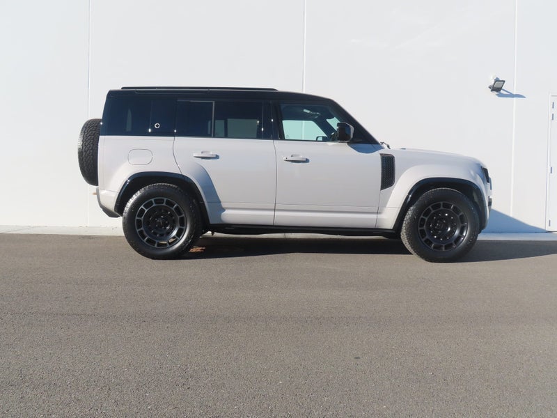 2026 Land Rover Defender 110 P635 OCTA image 2