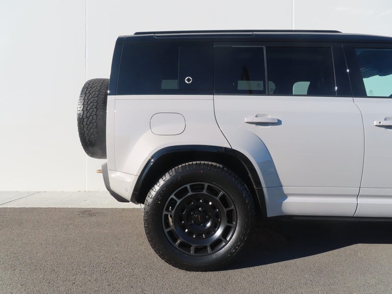 2026 Land Rover Defender 110 P635 OCTA image 4