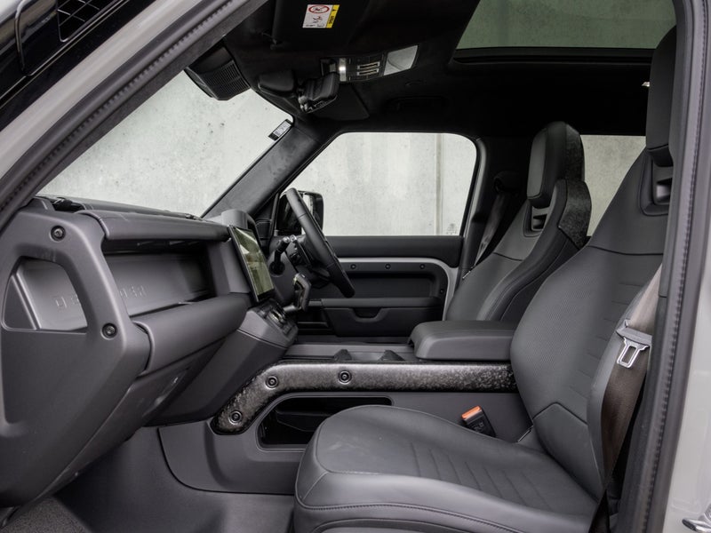 2026 Land Rover Defender 110 P635 OCTA image 3