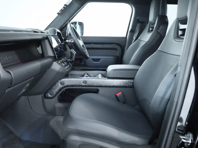 2026 Land Rover Defender 110 P635 Octa Black image 3