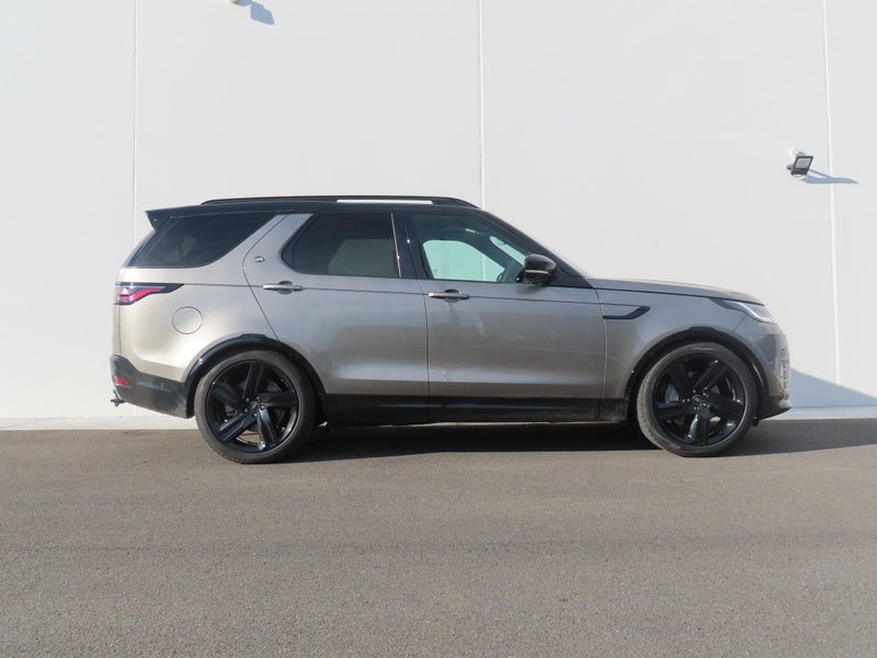 2026 Land Rover Discovery D250 Dynamic SE image 2