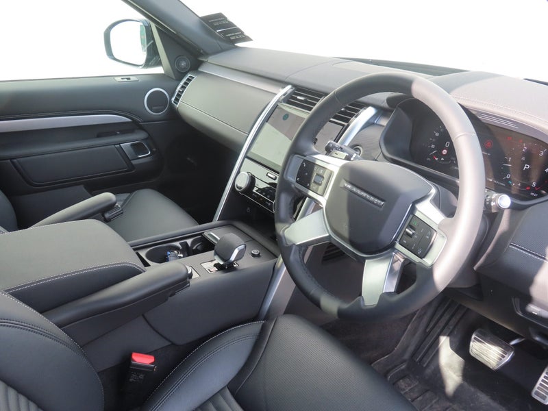 2026 Land Rover Discovery D250 Dynamic SE image 3