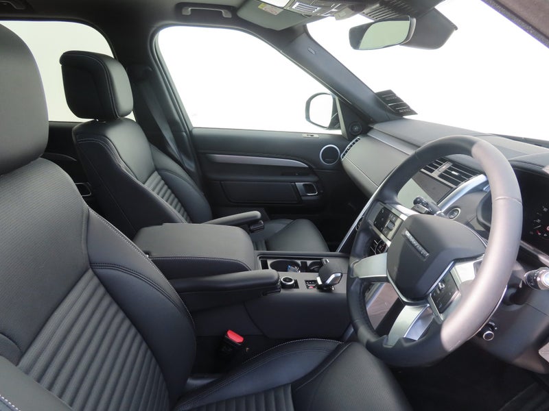 2026 Land Rover Discovery D250 Dynamic SE image 4