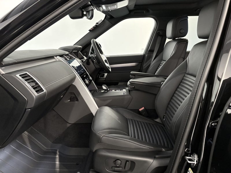 2026 Land Rover Discovery D250 Dynamic Se image 3