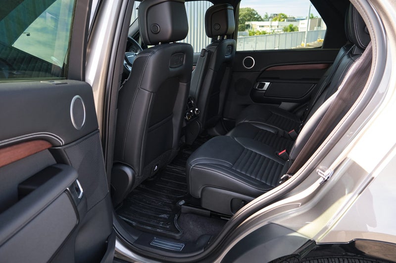 2026 Land Rover Discovery D250 Dynamic SE image 4