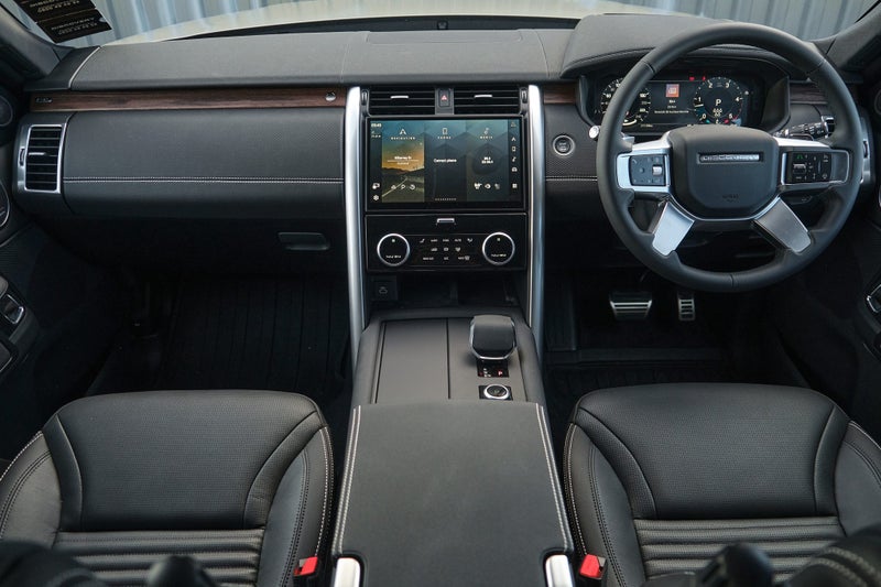 2026 Land Rover Discovery D250 Dynamic SE image 5