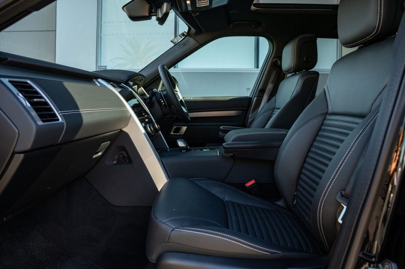 2026 Land Rover Discovery D250 Dynamic SE image 3