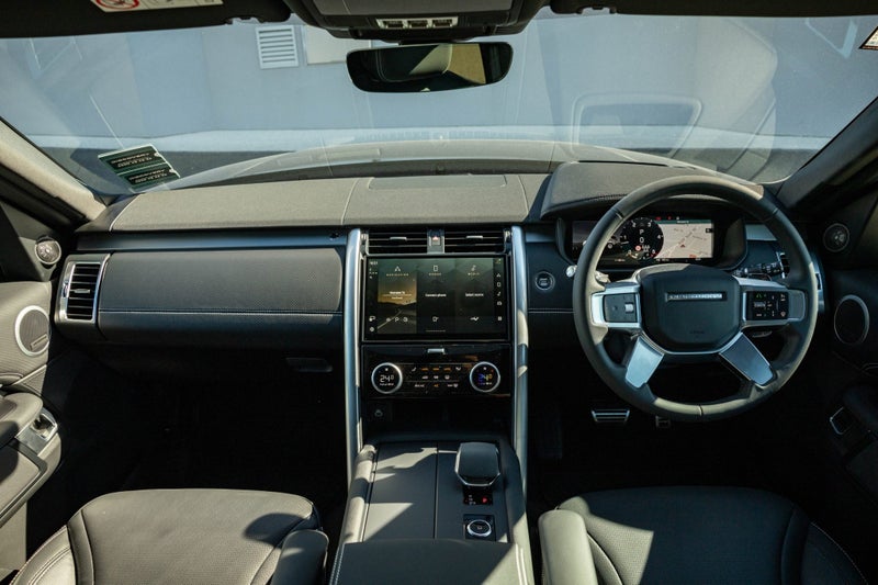 2026 Land Rover Discovery D250 Dynamic SE image 4