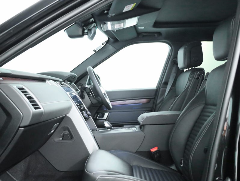 2026 Land Rover Discovery D250 Dynamic Se image 3