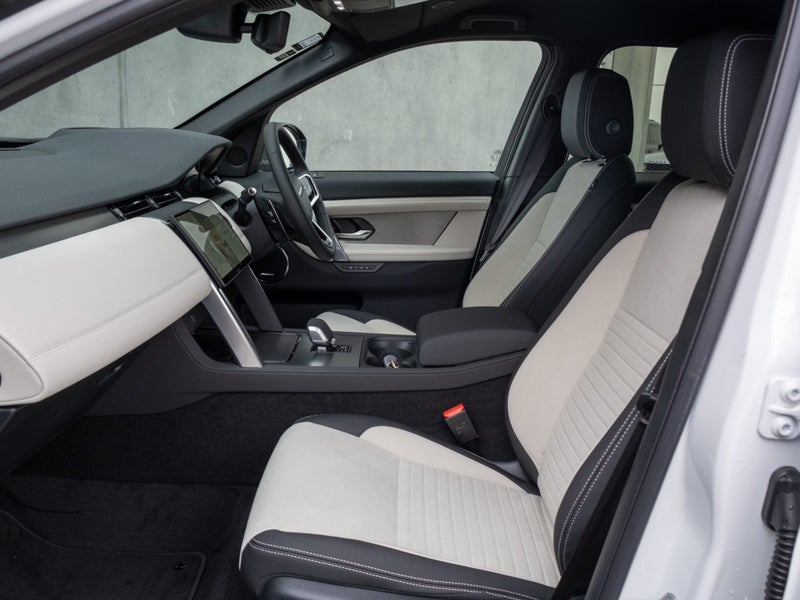 2026 Land Rover Discovery Sport P250 Dynamic SE image 3