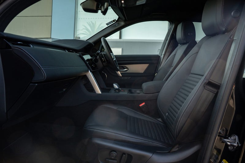 2026 Land Rover Discovery Sport P250 Dynamic SE image 3