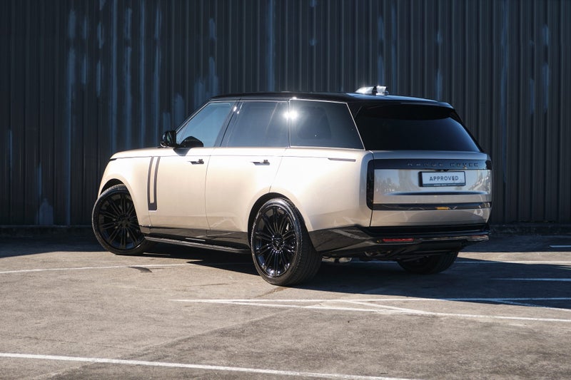 2026 Land Rover Range Rover P530 HSE image 3