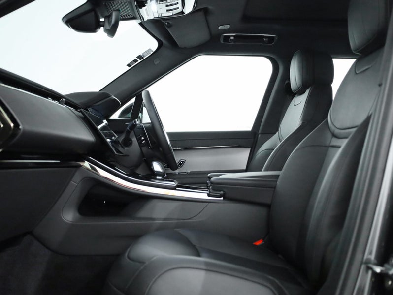 2026 Land Rover Range Rover Sport D250 Se image 3