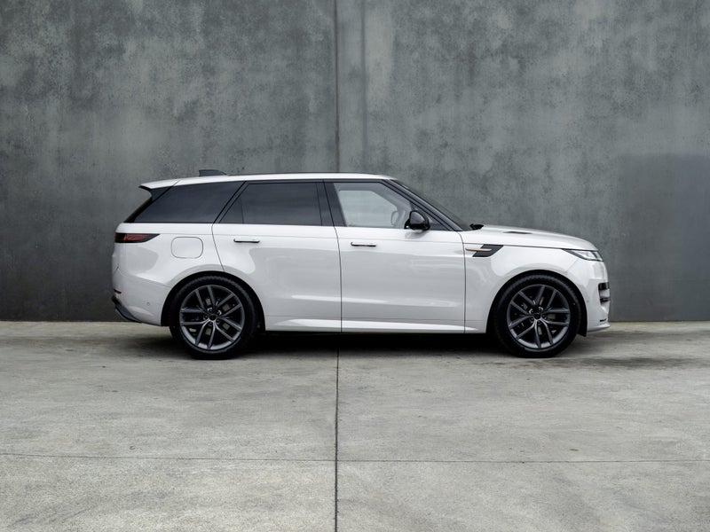 2026 Land Rover Range Rover Sport D300 Dynamic SE image 3