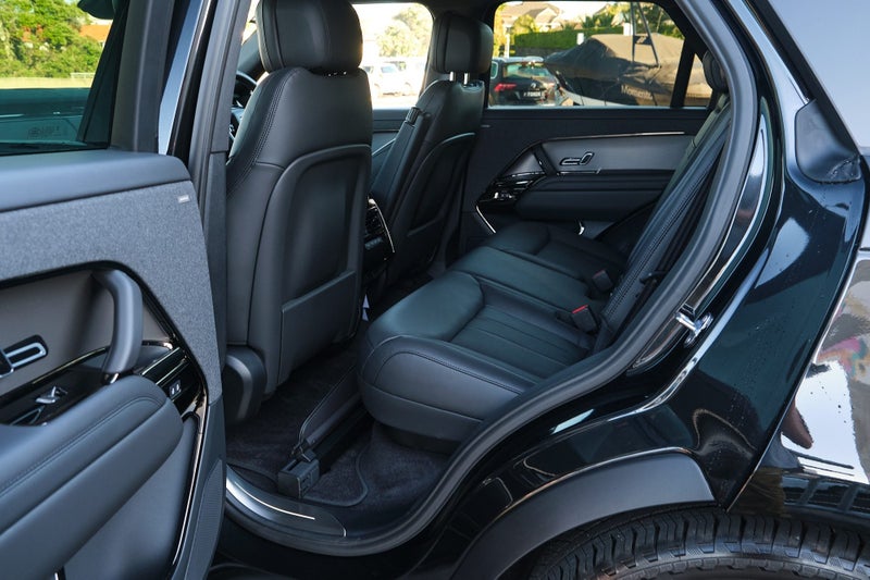 2026 Land Rover Range Rover Sport D300 Dynamic SE image 4
