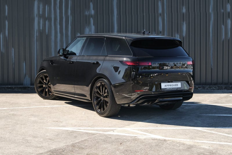 2026 Land Rover Range Rover Sport D300 Dynamic SE image 3