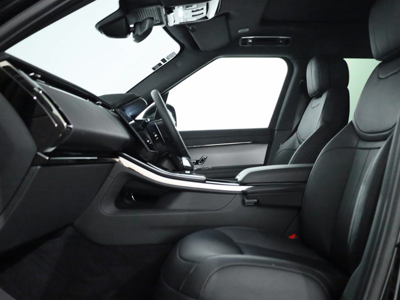 2026 Land Rover Range Rover Sport D300 Dynamic SE image 3