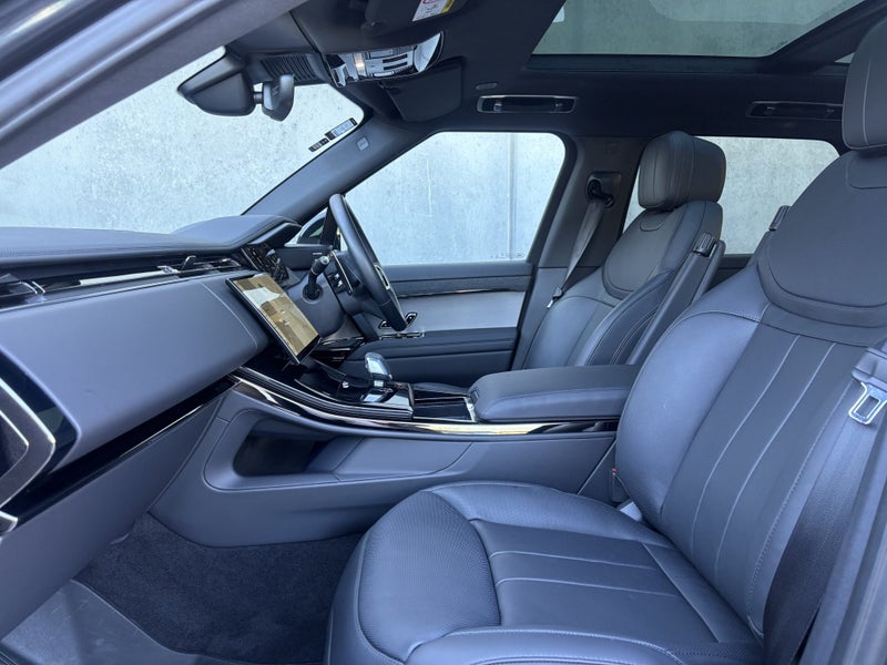 2026 Land Rover Range Rover Sport D300 Dynamic SE image 3