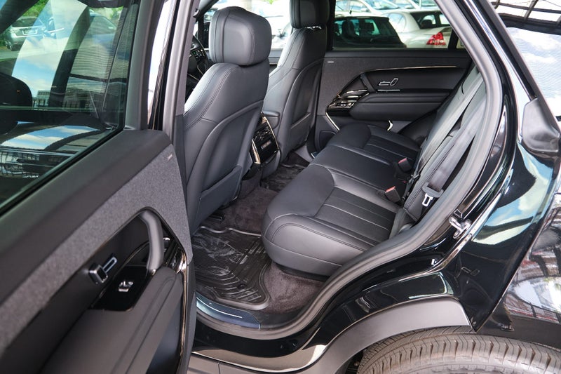 2026 Land Rover Range Rover Sport P460e Dynamic SE image 4