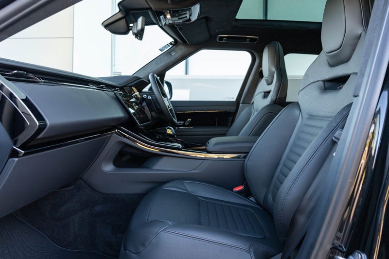 2026 Land Rover Range Rover Sport P635 SV image 3