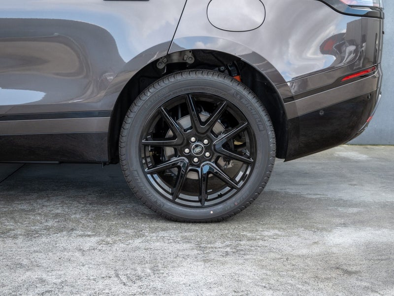 2026 Land Rover Range Rover Velar P400e Dynamic SE image 4