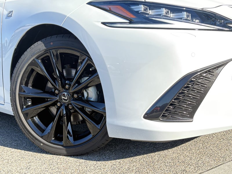 2026 Lexus ES 300h F SPORT 2.5L Hybrid image 4