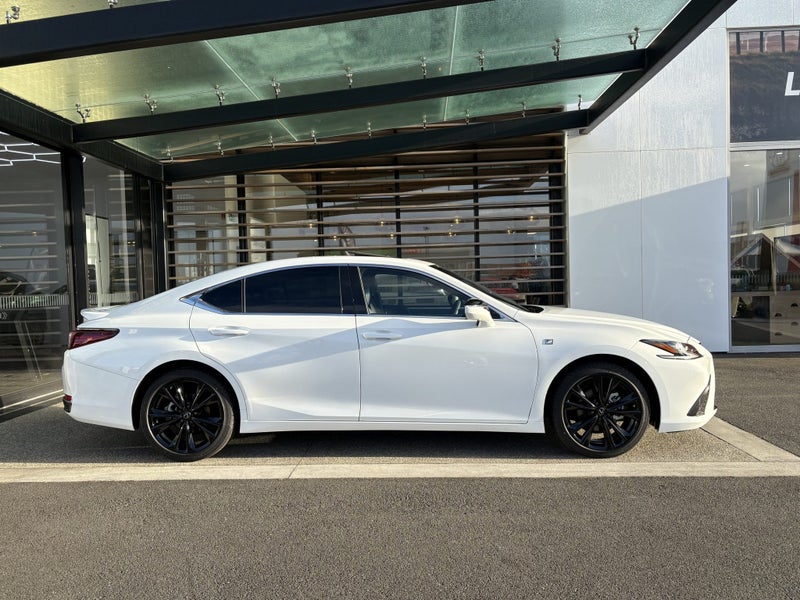 2026 Lexus ES 300h F SPORT 2.5L Hybrid image 5