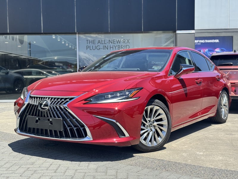 2026 Lexus ES 300h Limited 2.5L Hybrid image 3