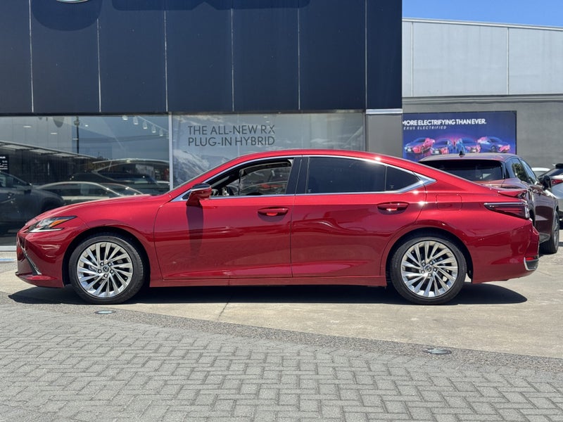 2026 Lexus ES 300h Limited 2.5L Hybrid image 4