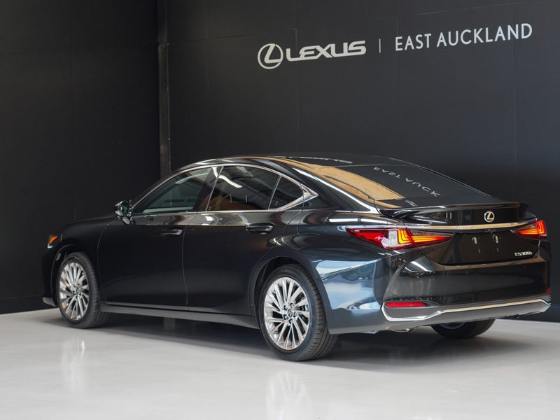 2026 Lexus ES 300h Limited 2.5P HV ECVT FWD SD/... image 2