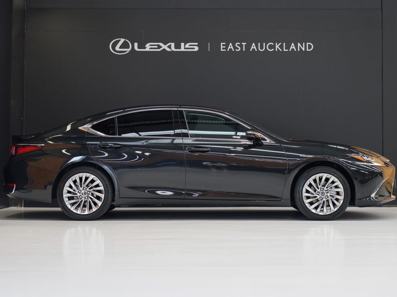2026 Lexus ES 300h Limited 2.5P HV ECVT FWD SD/... image 3