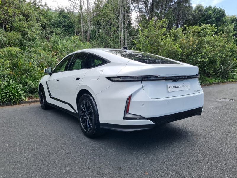 2026 Lexus ES 300h Premium 2.5L Hybrid FWD Sedan image 5