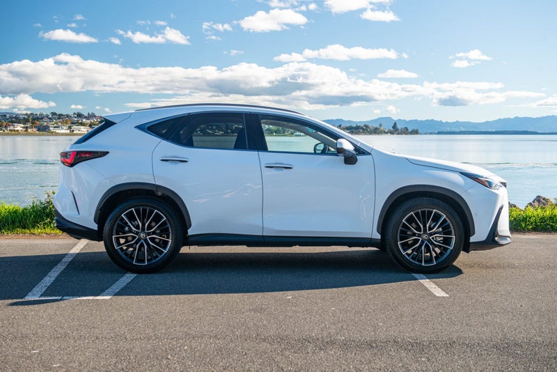 2026 Lexus NX 350h Limited 2.5P HEV ECVT AWD SUV image 4
