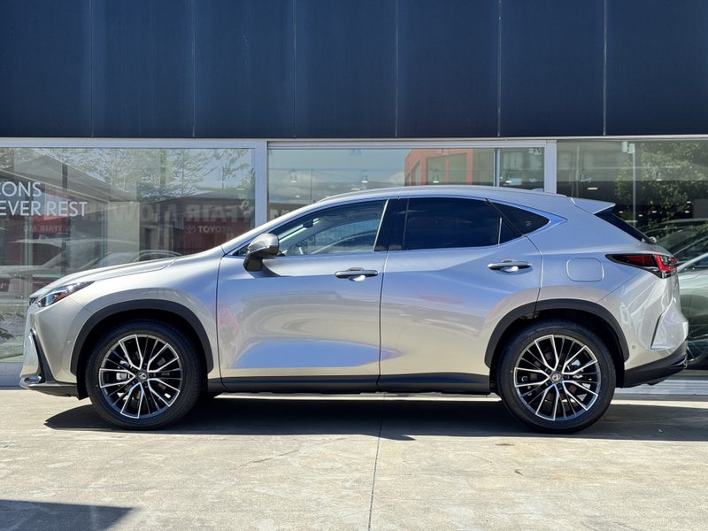 2026 Lexus NX 350h Limited 2.5Ph image 4