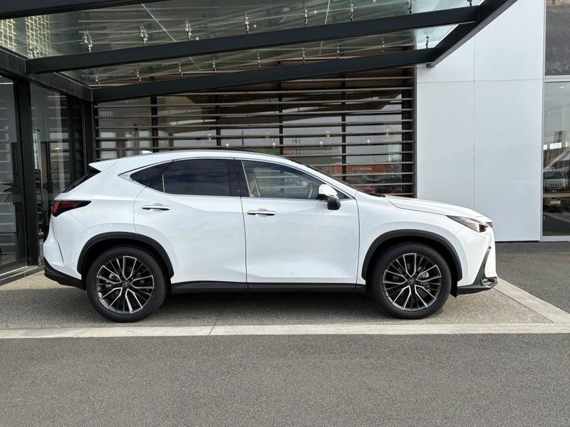2026 Lexus NX 350h Limited image 4
