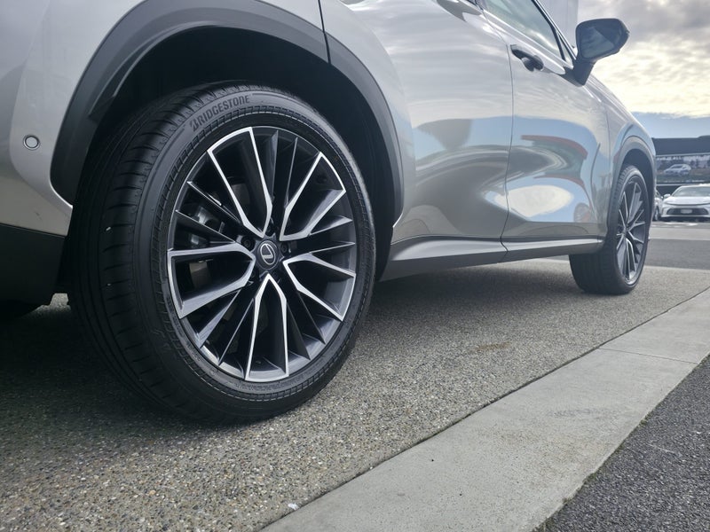 2026 Lexus NX 350h Limited AWD image 4