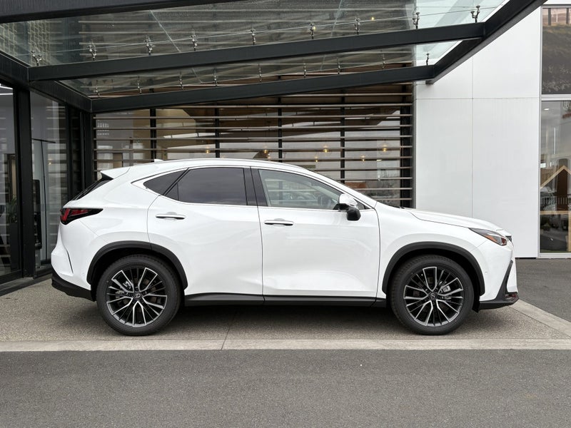 2026 Lexus NX 350h Limited AWD image 4