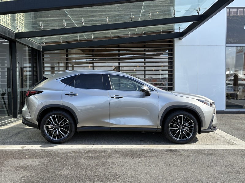 2026 Lexus NX 350h Limited AWD image 4