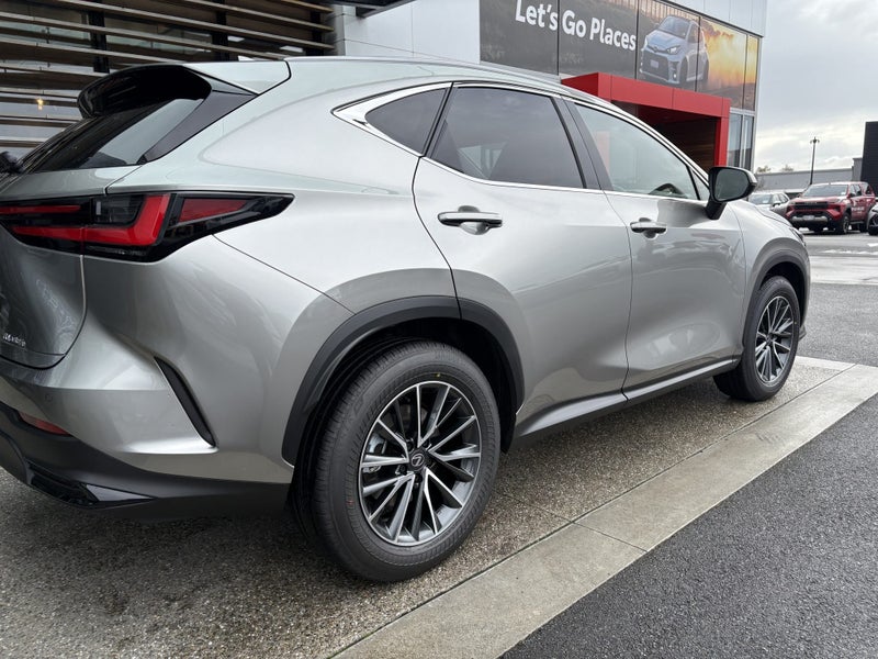 2026 Lexus NX 350h Premium 2.5L Hybrid image 4