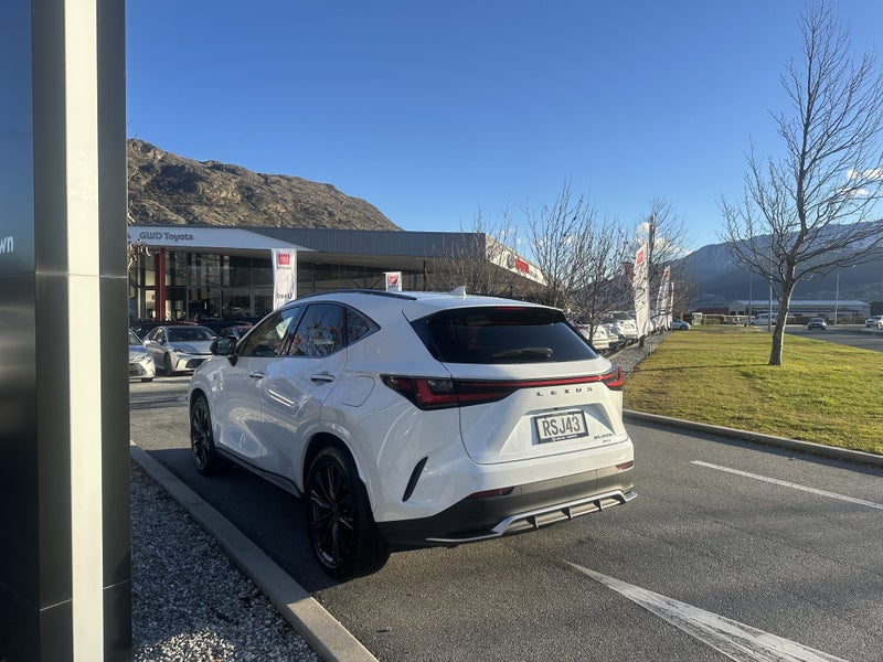 2026 Lexus NX 450h+ F Sport PHEV AWD image 4