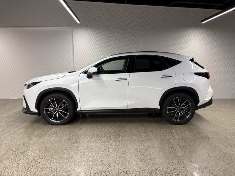 2026 Lexus NX 450h+ Limited 2.5P PHEV ECVT AWD... image 3
